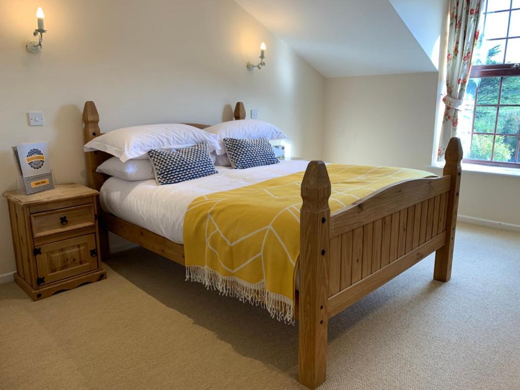Zucchini Italian Kitchen & Rooms Truro Bagian luar foto