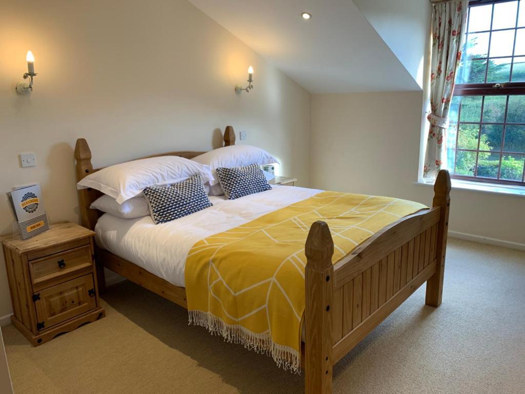 Zucchini Italian Kitchen & Rooms Truro Bagian luar foto