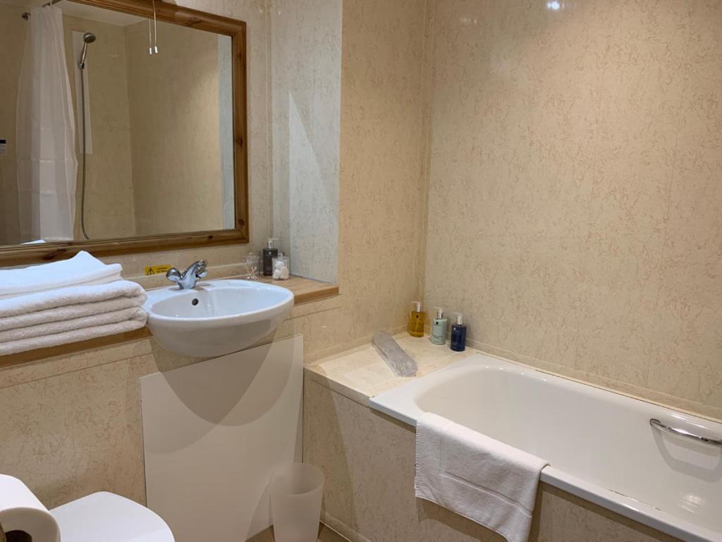Zucchini Italian Kitchen & Rooms Truro Bagian luar foto